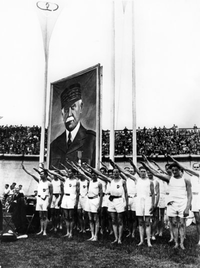Atletas dando el saludo fascista, Parc des Princes, París, 1941 de Unbekannt