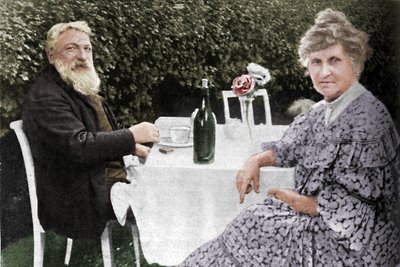 Auguste Rodin y su esposa en su jardín en Meudon, c. 1925 de Unbekannt