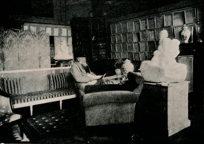 Auguste Rodin entre sus libros en 77 Rue De Varenne de Unbekannt