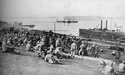 Prisioneros austriacos capturados por serbios descansando al mediodía en las orillas del Danubio, 1915 de Unbekannt