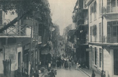 Edificios con balcones de una concurrida carretera comercial que corre de este a oeste, c1935 de Unbekannt