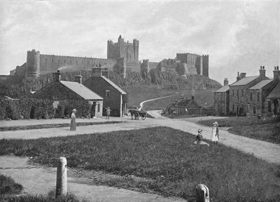 Castillo de Bamborough, desde el pueblo, c1896 de Unbekannt