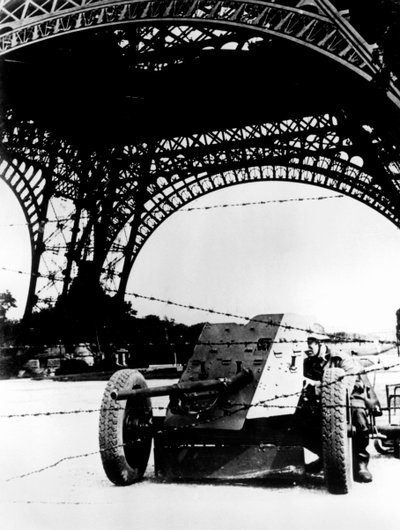Alambre de púas y cañón antitanque bajo la Torre Eiffel, París ocupada por los alemanes, 1940-1944 de Unbekannt