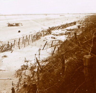 Barreras de alambre de púas en la playa, Nieuwpoort-Bad, Flandes, Bélgica, c1914-c1918 de Unbekannt