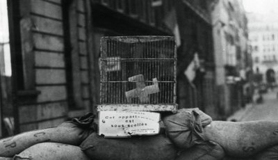 Barricada en la Rue de Chateaudun, liberación de París, agosto de 1944 de Unbekannt