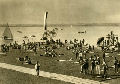 Bañistas en las orillas del lago Constanza, Bregenz, Austria, c. 1935 de Unbekannt
