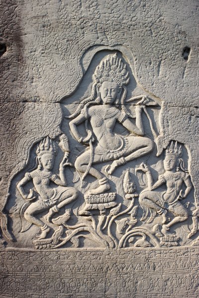 Bailarines celestiales tallados en un pilar, Bayon, Siem Reap, Camboya de Unbekannt