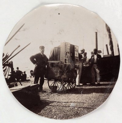Fotógrafo de playa, c 1890 de Unbekannt