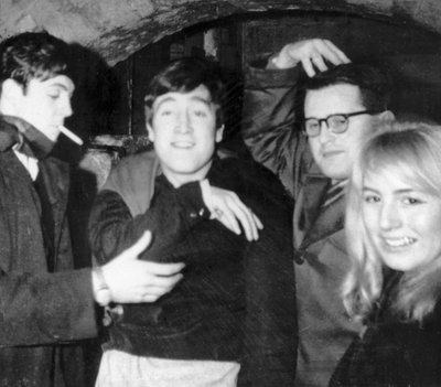 Los Beatles John Lennon y Paul McCartney en el Cavern Club c 1960 de Unbekannt