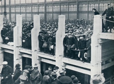 Refugiados belgas en el puerto de Ostende esperando un barco para llevarlos a Inglaterra, 1914 de Unbekannt