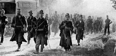 Tropas belgas acercándose a la escena de la batalla, Primera Guerra Mundial, 1914 de Unbekannt