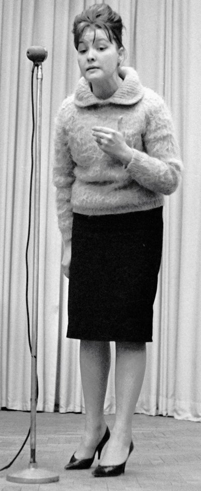 Bella Akhmadulina, poeta rusa, años 1960 de Unbekannt