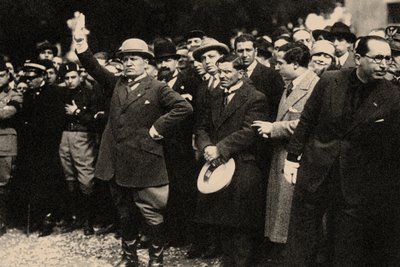 Benito Mussolini, entre los miembros del Partido Fascista, poco después de la Marcha sobre Roma de Unbekannt