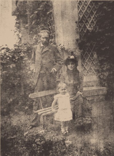 Berthe Morisot, su esposo Eugène Manet y su hija, Julie, ca 1881 de Unbekannt
