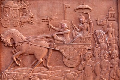 Bhagavad Gita grabado en un templo hindú: Krishna conduciendo el carro de Arjuna. Vrindavan, India de Unbekannt
