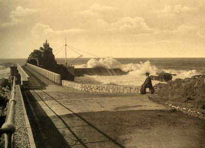 Biarritz - Au Rocher de la Vierge par gros temps, c1930 de Unbekannt