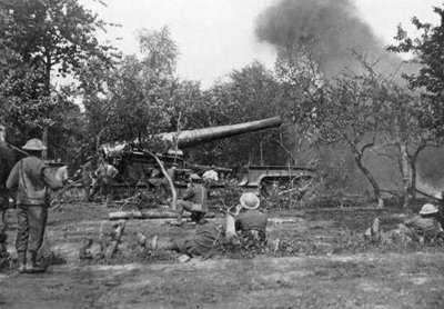 Gran cañón ferroviario disparando durante el avance en el oeste, Primera Guerra Mundial, 1914-1918, c1920 de Unbekannt
