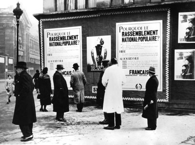 Cartelera mostrando carteles del Rassemblement Nationale Populaire, París ocupado por los alemanes, febrero de 1941 de Unbekannt