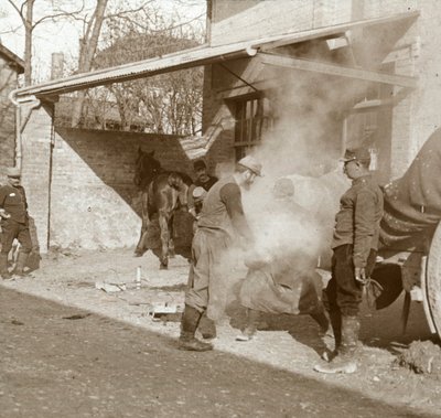 Herrero herrando caballo, Suippes, norte de Francia, c1914-c1918 de Unbekannt