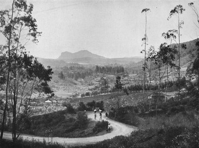 Vista desde el paso de Ramboda hacia el sureste sobre Nuwara Eliya y la roca Hakgalla, 1926 de Unbekannt