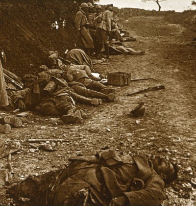 Cuerpos después de la toma de Courcelles, norte de Francia, 1918 de Unbekannt