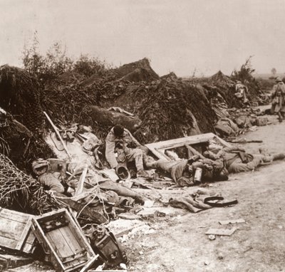 Cuerpos después de la toma de Courcelles, norte de Francia, junio 1918 de Unbekannt