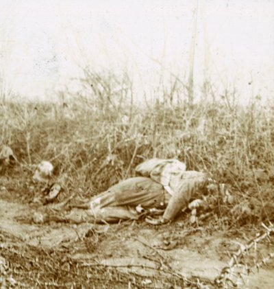 Cuerpo de soldado muerto, Château-Porcien, norte de Francia, c1914-c1918 de Unbekannt