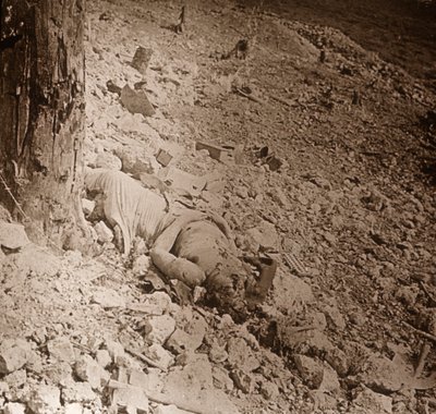 Cuerpo de soldado muerto, c1914-c1918 de Unbekannt