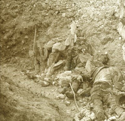 Cuerpo de soldado muerto, c1914-c1918 de Unbekannt