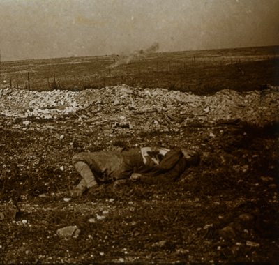 Cuerpo con fuego de barrera en la distancia, c. 1914-c. 1918 de Unbekannt