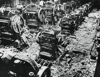Daños por bombardeo en una fábrica de Renault, Sevres, París, 4 de abril de 1943 de Unbekannt