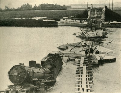 Puente bombardeado y tren descarrilado, norte de Francia, Primera Guerra Mundial, 1914, c1920 de Unbekannt