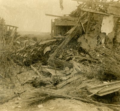 Edificio bombardeado, cuerpo de soldado muerto en primer plano, 1916 de Unbekannt