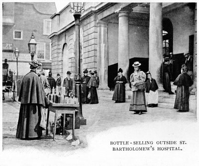Venta de botellas fuera del Hospital St Bartholomews, Londres, c1903 de Unbekannt