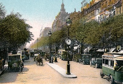Boulevard des Italiens, París, con coches y autobuses en la calle, c. 1900 de Unbekannt