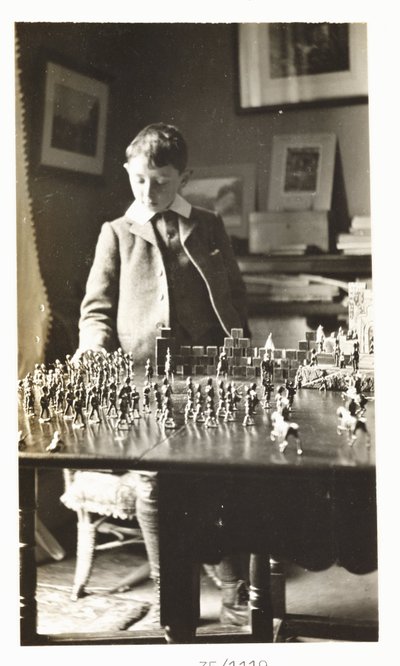 Niño jugando con soldados de juguete, c 1912 de Unbekannt