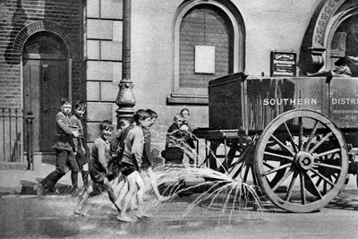 Niños siguiendo el carro de agua del Consejo de Poplar, Londres, 1926-1927 de Unbekannt