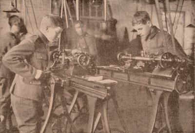 Chicos del Colegio Bradfield haciendo partes de conchas, Berkshire, c1916 1928 de Unbekannt
