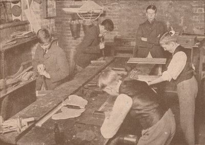 Chicos de la Escuela Harrow haciendo férulas, muletas y otros artículos para los heridos, c1916 de Unbekannt
