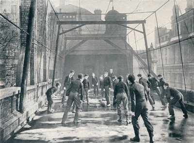 Niños jugando al fútbol en el techo de la Escuela del Coro de la Catedral de San Pablo, Londres, c1901 1901 de Unbekannt