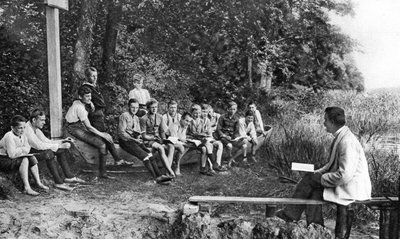 Niños estudiando la naturaleza, Alemania, 1922 de Unbekannt