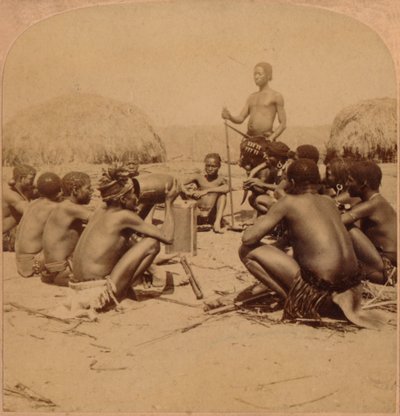 Valientes de una aldea zulú celebrando un consejo, cerca del río Umlaloose, Zululandia, S.A., 1901 de Unbekannt