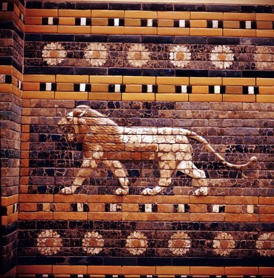 Relieve de ladrillo de un león en las paredes del Camino Sagrado que conduce a la Puerta de Ishtar, Babilonia, c. 580 a.C. de Unbekannt