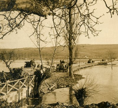 Puente sobre el río Mosa en Dugny, norte de Francia, c1914-c1918 de Unbekannt