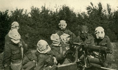 Sección de ametralladoras británicas con máscaras antigás, Primera Guerra Mundial, 1914-1918, c1920 de Unbekannt