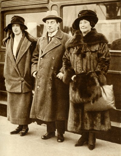 Primer Ministro Británico Stanley Baldwin con su esposa e hija, Londres, 27 de enero de 1923, 1935 de Unbekannt