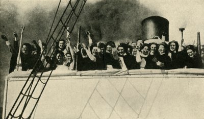 Enfermeras de la Cruz Roja Británica en camino al frente, Primera Guerra Mundial, 1914, c1920 de Unbekannt