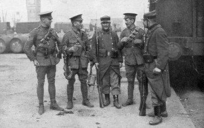 Tropas británicas y francesas confraternizando, Francia, agosto de 1914 de Unbekannt