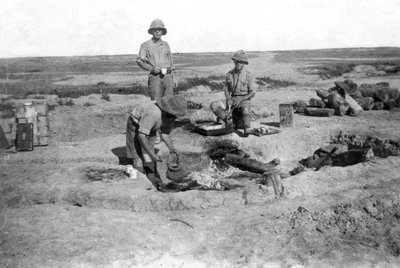 Compañía C del ejército británico cocinando, Mesopotamia, Primera Guerra Mundial, 1918 de Unbekannt