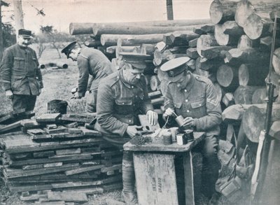 Ingenieros británicos con la Fuerza Expedicionaria fabricando granadas de mano con latas de tabaco, c1914 de Unbekannt